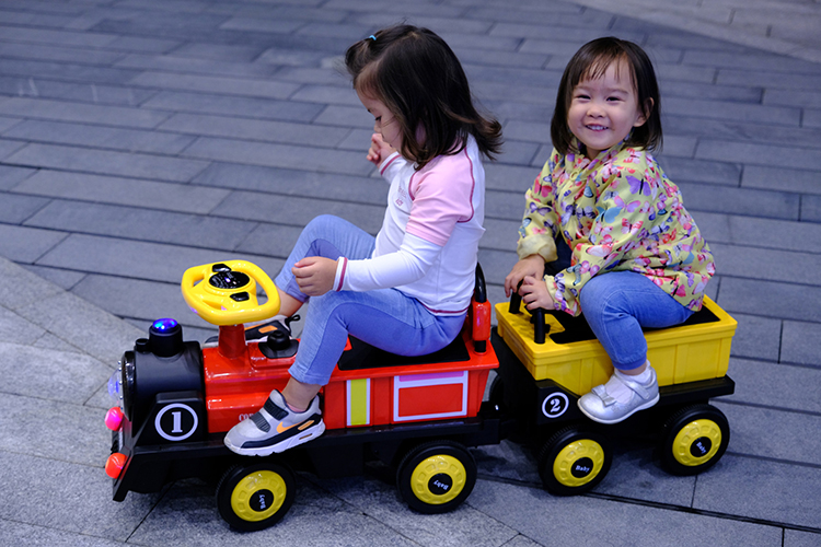 Ride on Car kids electric train  for children with cool light baby toys